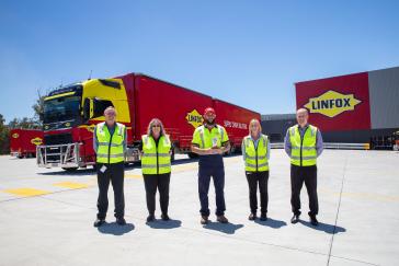 L-R: Tony McGrath - Linfox Site Manager, Wendy Maroney - Linfox Safety and Compliance Officer, Matt Georga - Linfox Driver and Bridgestone Bandag Highway Guardian recipient, Mel Stranger - Linfox Safety and Compliance Advisor, Andrew Todd - Linfox Regional Manager Consumer and Healthcare Group