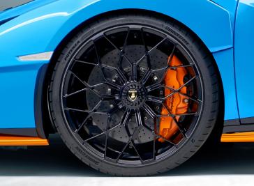 The tailor-made Bridgestone Potenza tyres will help to bring the Huracán STO’s track-level performance to road users as of 2021.
