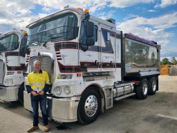 Well-deserved praise given to Sydney truck driver with Bridgestone Bandag Highway Guardian award
